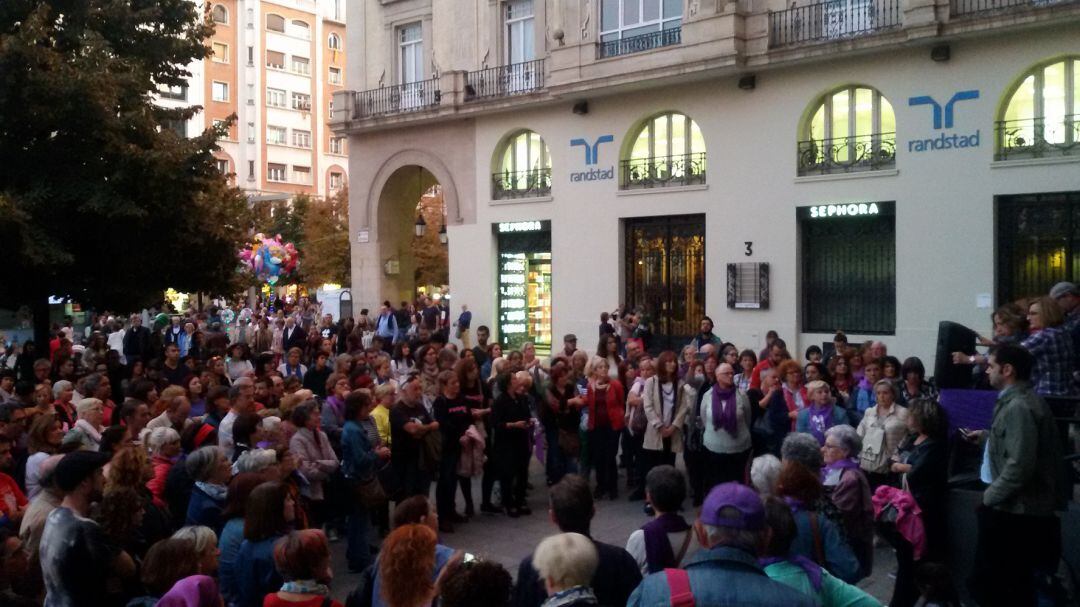 Concentración de la Coordinadora de Organizaciones Feministas en la Plaza de España 
