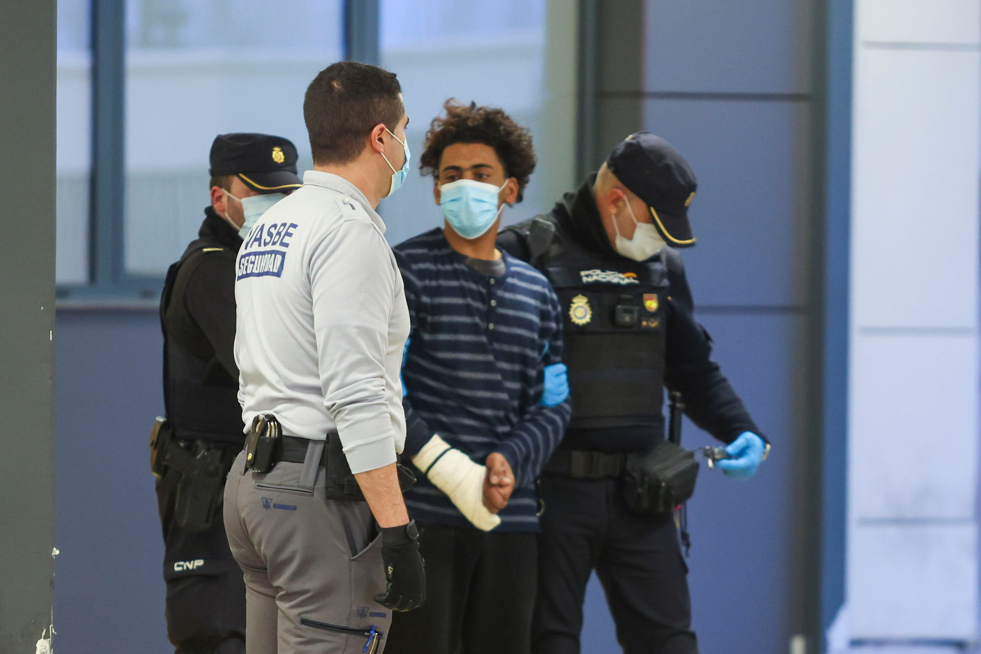 SALAMANCA. 07/03/2024.- La Policía Nacional ha detenido pasadas las 16:00 horas a un preso de la cárcel de Topas que se había fugado esta mañana aprovechando una consulta médica que tenía en el hospital clínico de la capital salmantina .EFE/JMGARCIA
