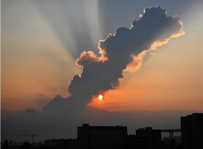 Imagen en la que se ve al fondo el humo de las explosiones en la capital de Bulgaria