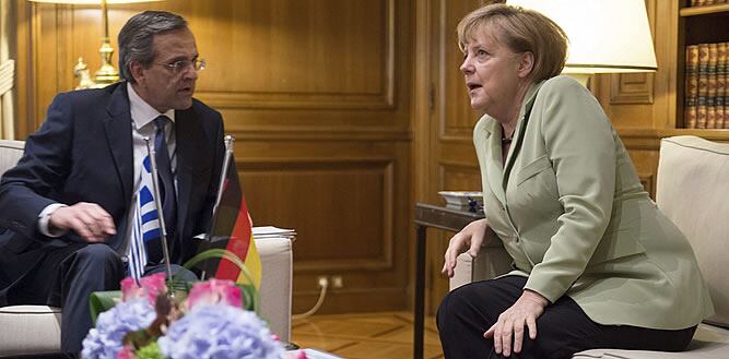 El primer ministro Griego, Andonis Samarás, charla con la canciller alemana, Angela Merkel, durante su encuentro en Atenas, Grecia