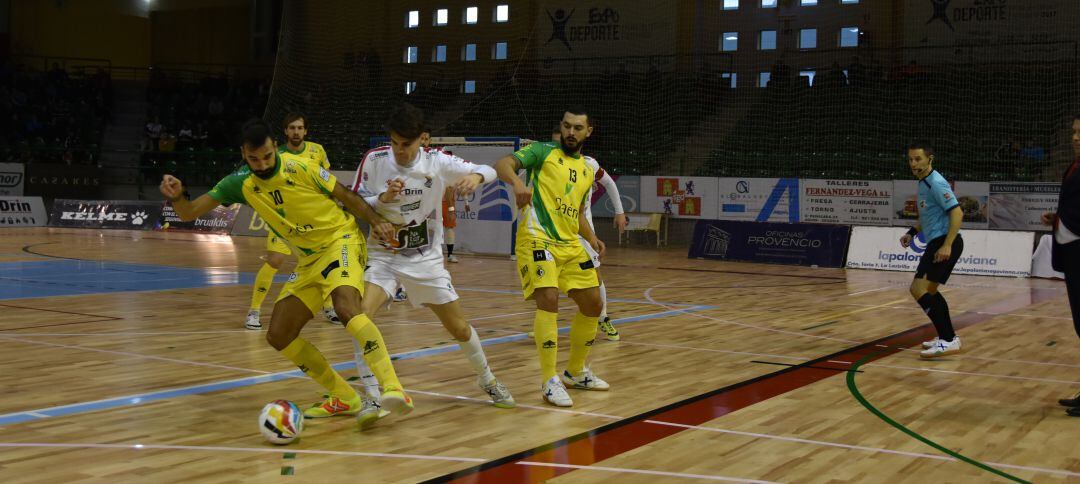 El jugador del Jaén Paraíso Interior FS, Carlitos, intenta controlar el balón.