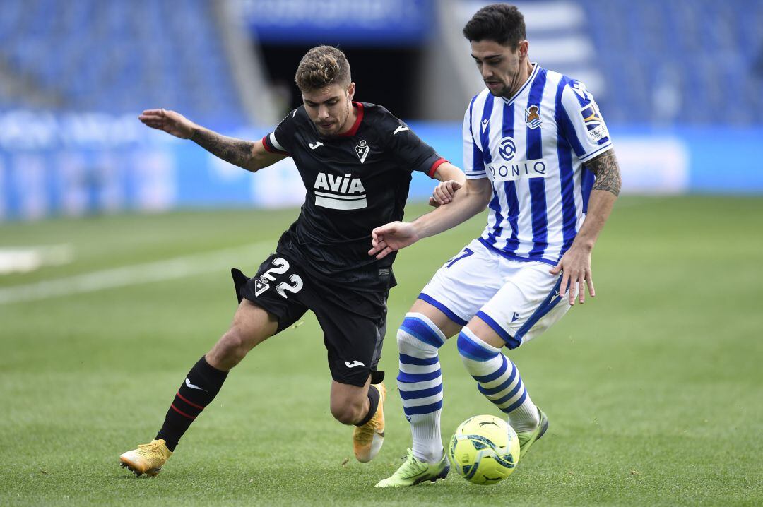Pozo intenta robar una balón a Merquelanz