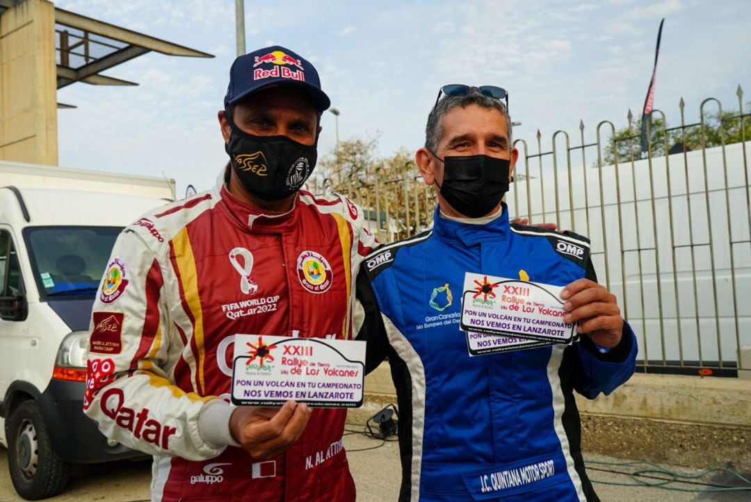 Los pilotos Nasser Al-Attiyah y Juan Carlos Quintana promocionando la prueba lanzaroteña.