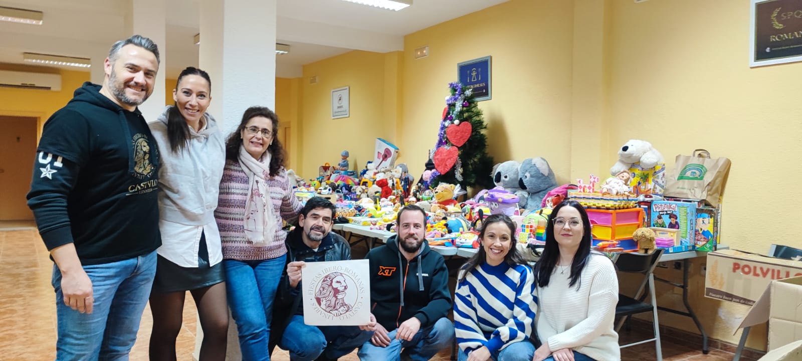 Recogida de juguetes por miembros de las Fiestas de Cástulo de Linares.