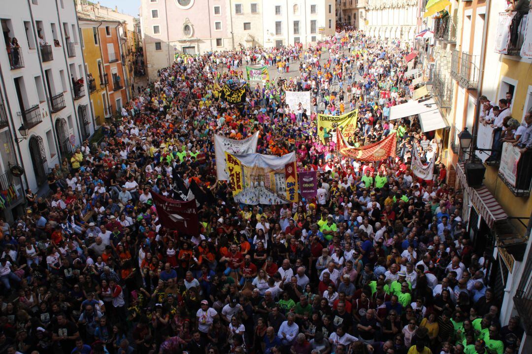 Las peñas congregadas ante el pregón de las fiestas de San Mateo de 2019 