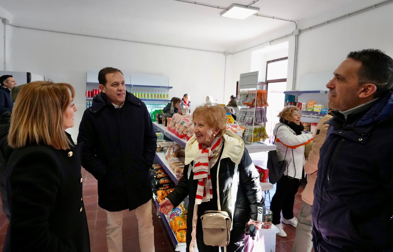 El presidente de Diputación, Conrado Íscar, visita la nueva tienda Torrecilla de la Orden junto a su alcalde Pedro Paredes