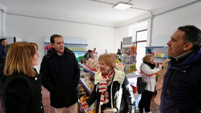 El presidente de Diputación, Conrado Íscar, visita la nueva tienda Torrecilla de la Orden junto a su alcalde Pedro Paredes