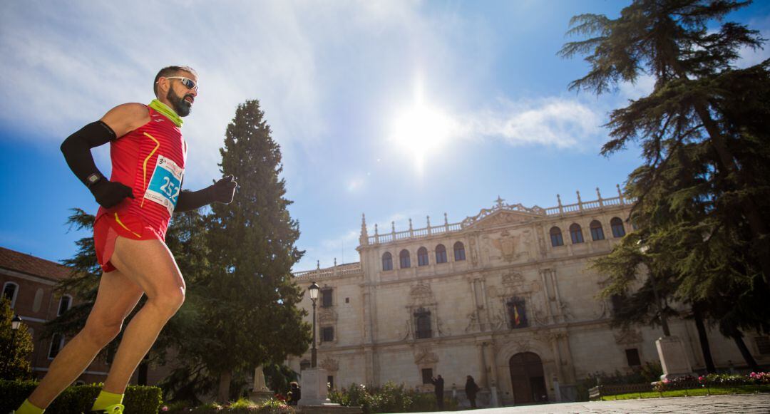 Un participante en el Martón de Alcalá de Henares pasa por delante de la Universidad de Alcalá