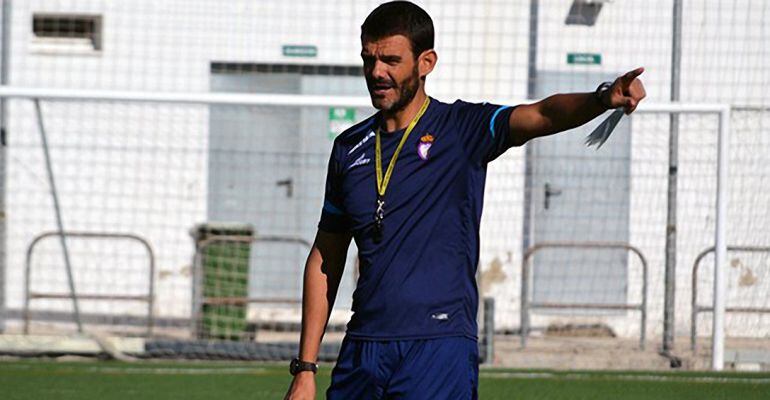 El entrenador del Real Jaén, Ramón Tejada, durante un entrenamiento.