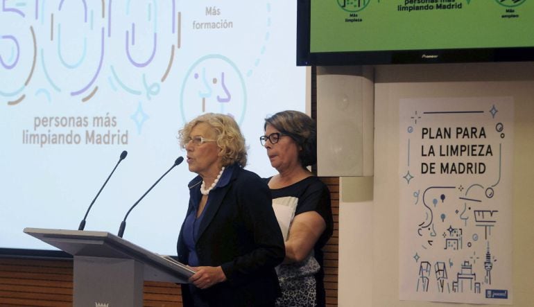 La alcaldesa de Madrid, Manuela Carmena, acompañada por la delegada de Medio Ambiente, Inés Sabanés