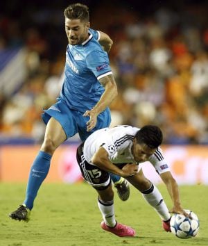 Javi García, con Enzo Pérez.