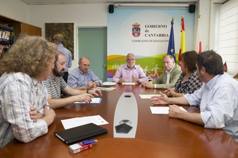 El consejero de Educación, Ramón Ruiz y representantes de FAPA Cantabria