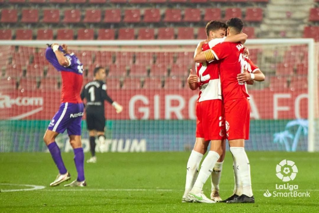 Los jugadores del Girona celebran la victoria ante la desolación de los del Sporting.