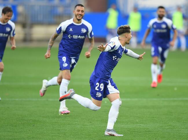 Los jugadores del Alavés celebran el primer tanto del partido