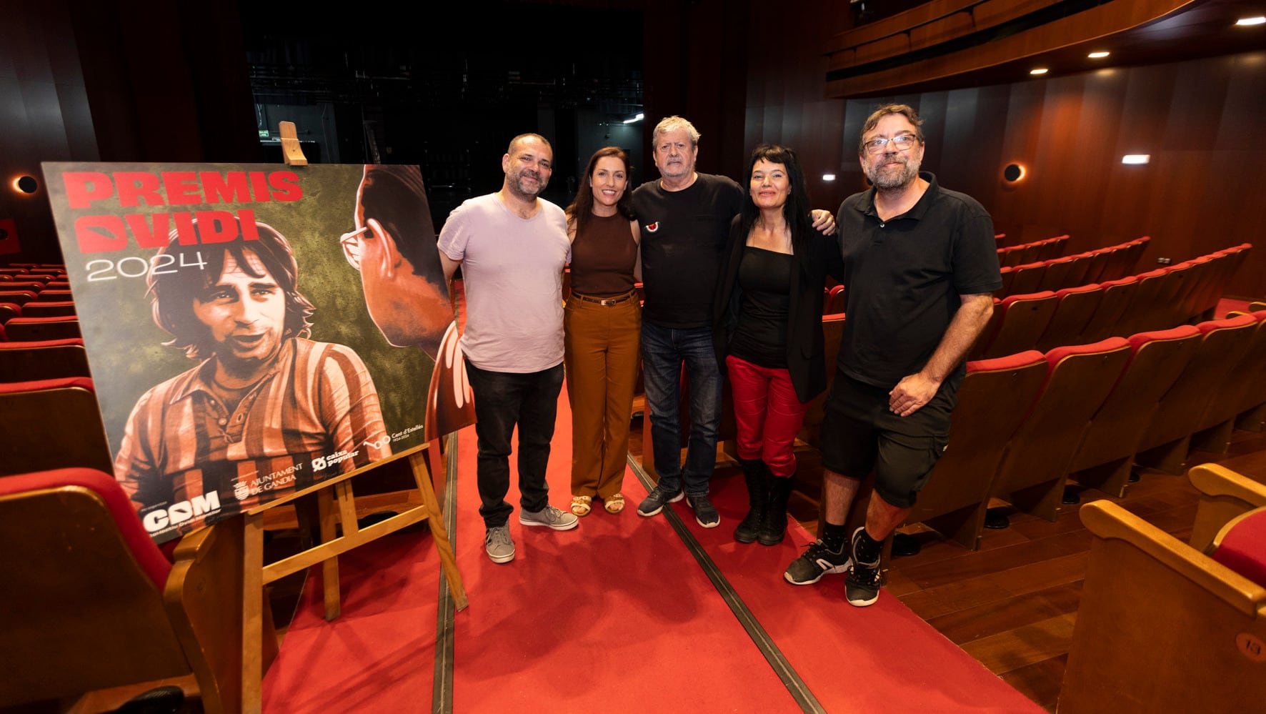 Jesús Barranco, presidente del COM; Esther Sapena, concejala de Política Lingüística; Rafa Xambó, músico y cantautor, de la directiva del COM; Mara Aranda, integrante de COMM y Cèsar Amiguet, diseñador del logo y el cartel.