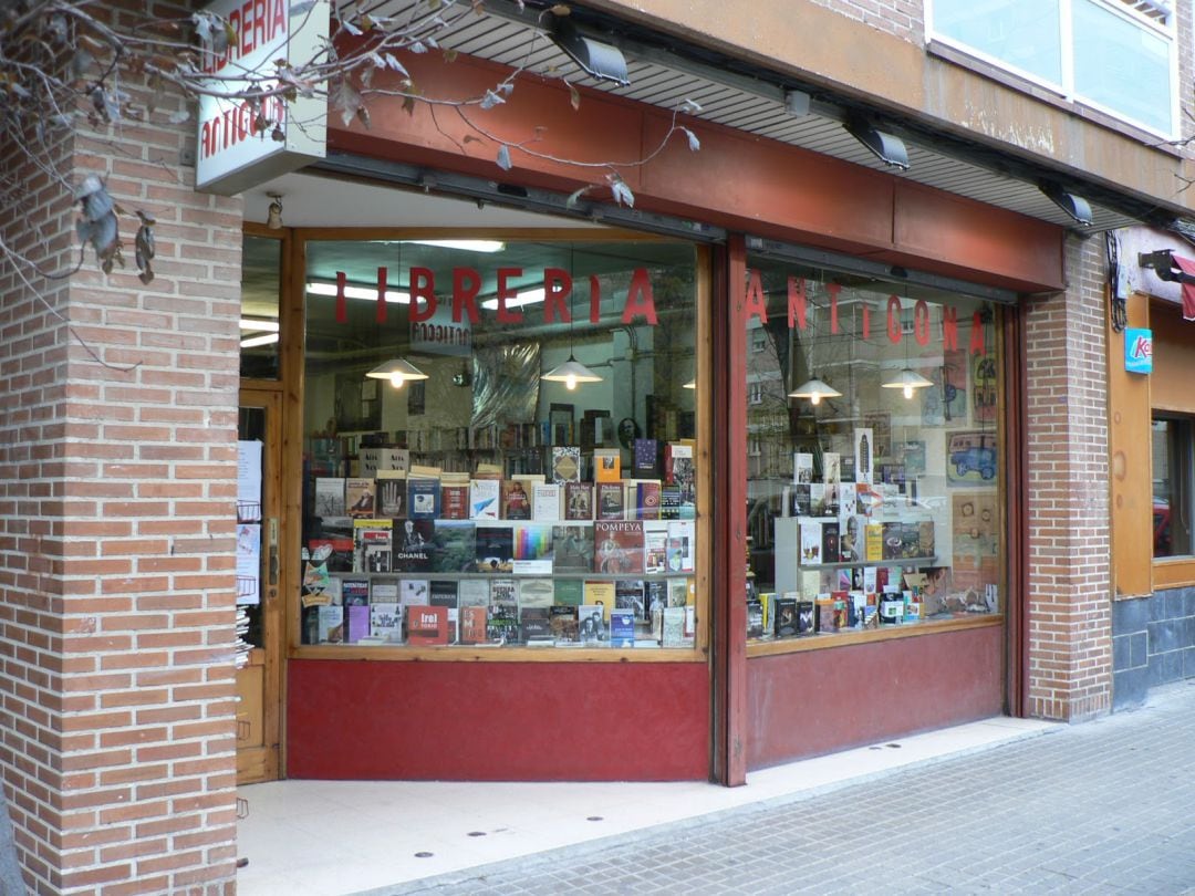 Escaparate de la librería Antígona de Zaragoza.