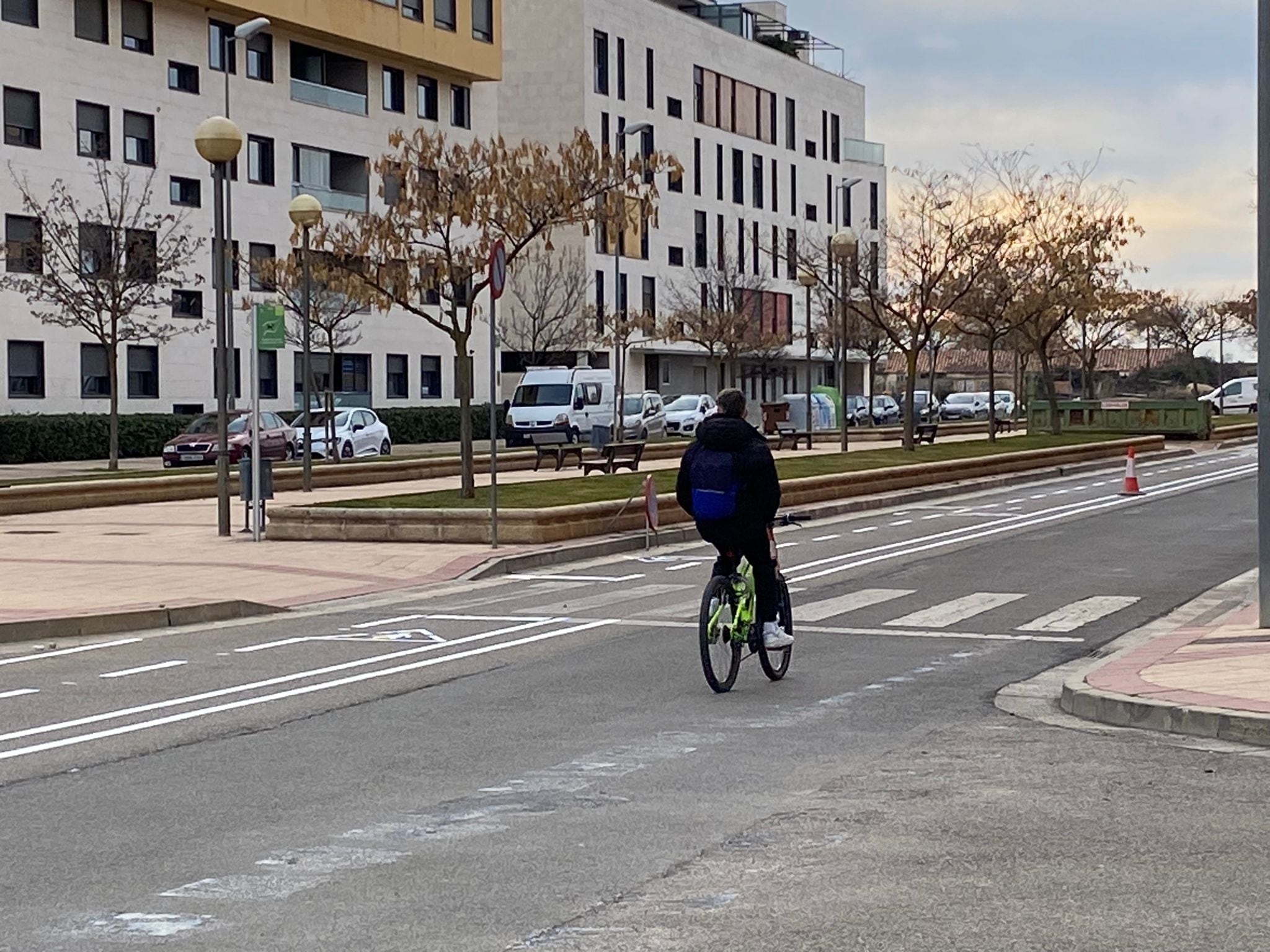 Ciclista circulando por María Moliner en Huesca