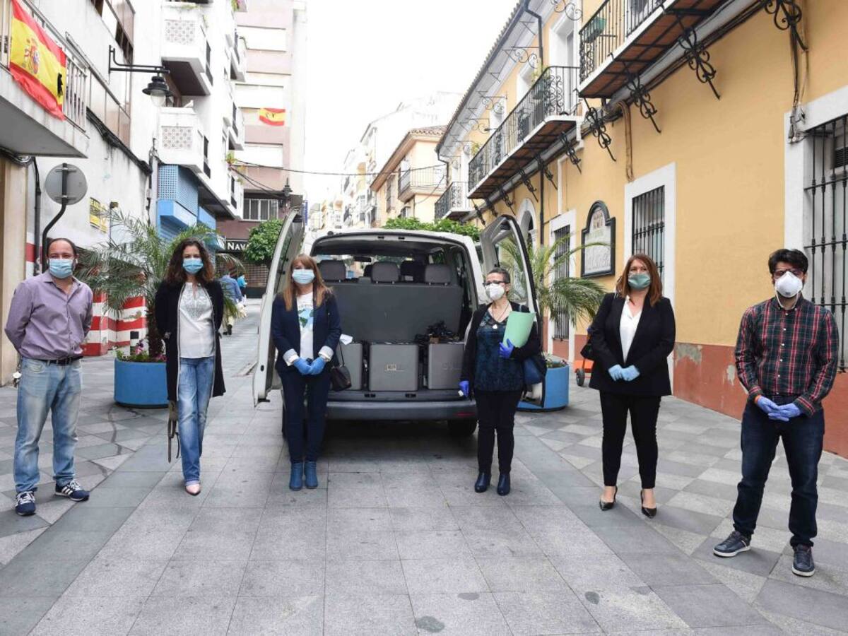 El Ayuntamiento entrega diez ordenadores a Apadis para fomentar la comunicación con sus familiares