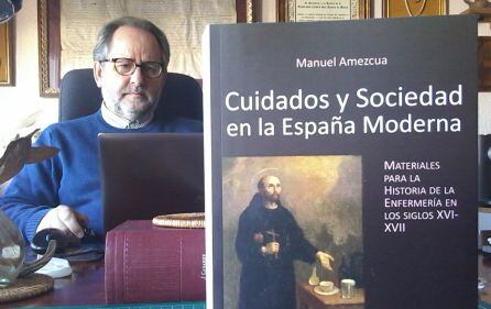 Manuel Amezcua se muestra safisfecho con el resultado de su último libro sobre la historia de la enfermería, tras 20 años de trabajo en archivos