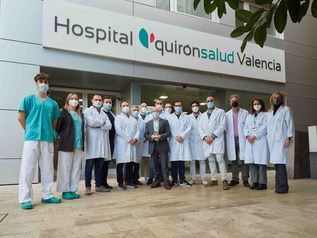 Ximo Montenegro, gerente del hospital Quirónsalud Valencia, junto con los miembros del área de musculoesquelética