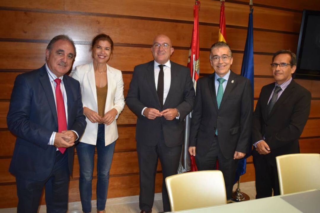 En el centro de la Foto el consejero de agricultura, Ganadería y Desarrollo Rural de la Junta de Castilla y León que este viernes está en Cervera de Pisuerga (Palencia)