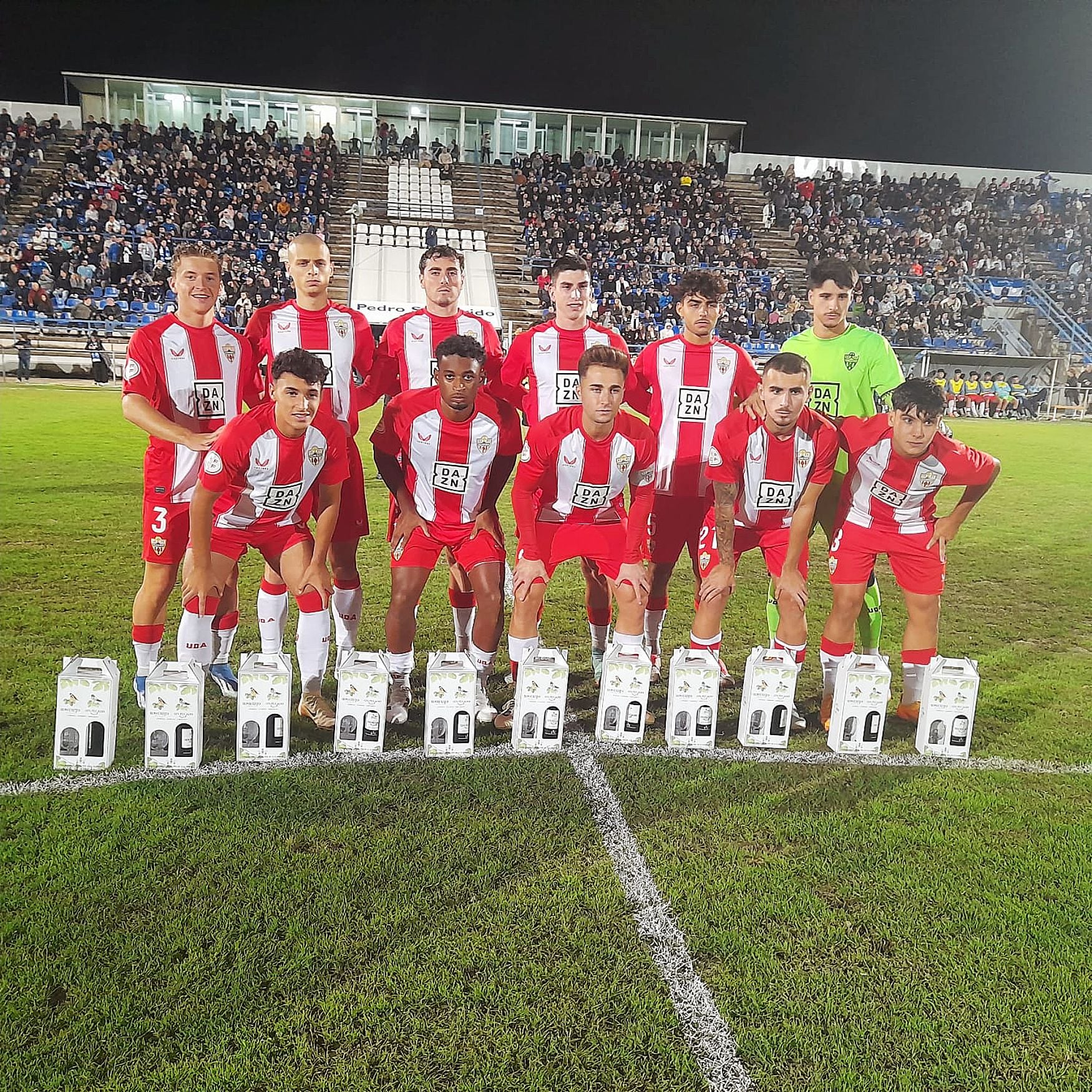 Los jugadores del Almería recibieron un obsequio por parte del conjunto local.