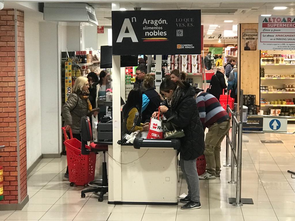 Clientes apurando con las compras de última hora para Nochebuena y Navidad