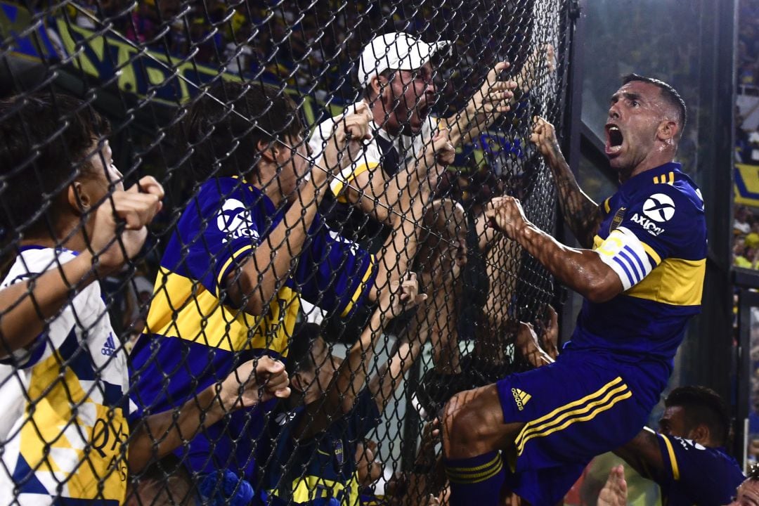 Tévez celebra el tanto ante Gimástica que dio el título de Liga a Boca Juniors.