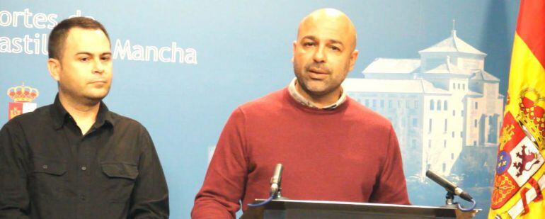 Los diputados José García Molina y David Llorente en la sala de prensa de las Cortes