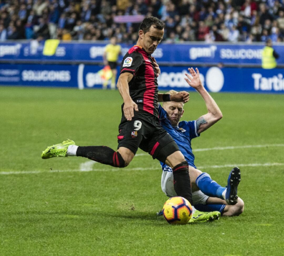 Linares, en una jugada con el Reus ante el Oviedo al que podría volver a enfrentarse este viernes con la camiseta del Real Zaragoza