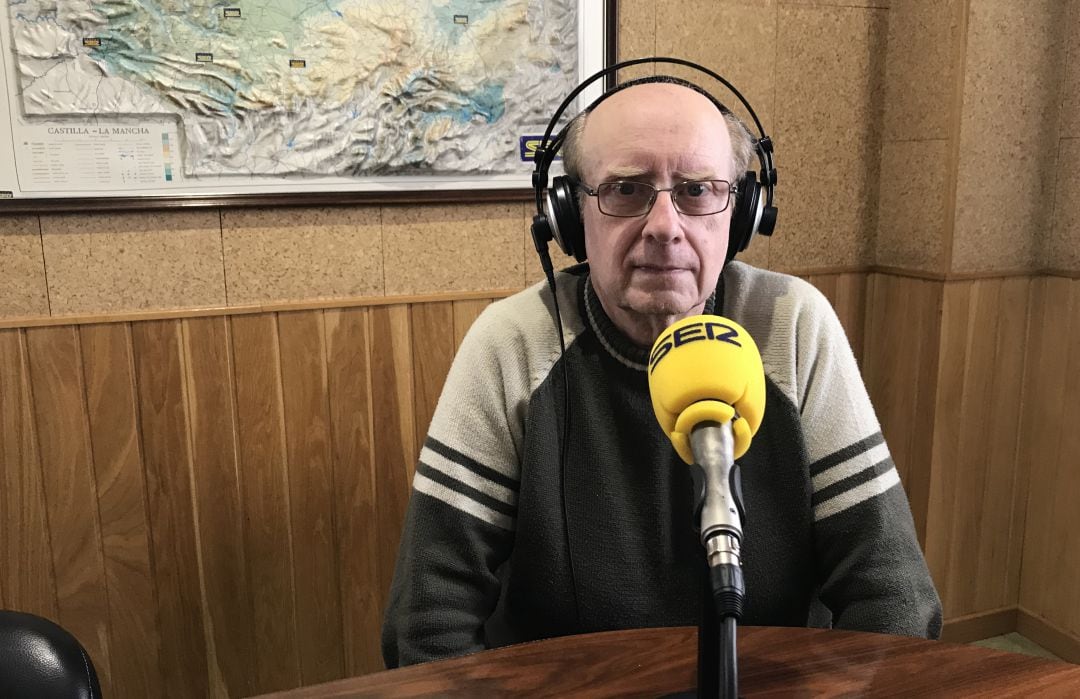 Luis Segarra en los estudios de SER Cuenca.