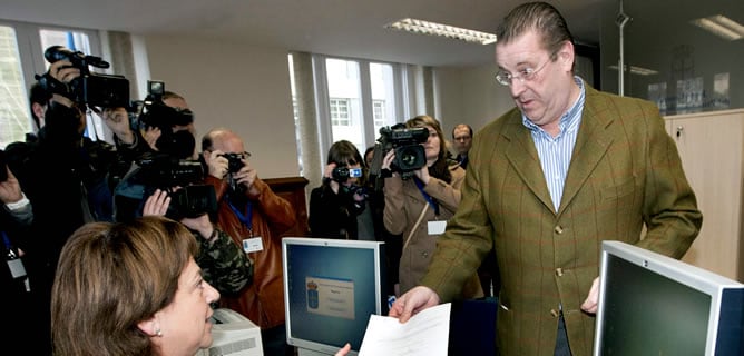 El vicepresidente segundo de la Junta General del Principado, Pelayo Roces, en el momento de formalizar en el Registro de la Junta General del Principado, su renuncia como diputado del PP en el Parlamento regional, un día después de que el ex ministro Fra