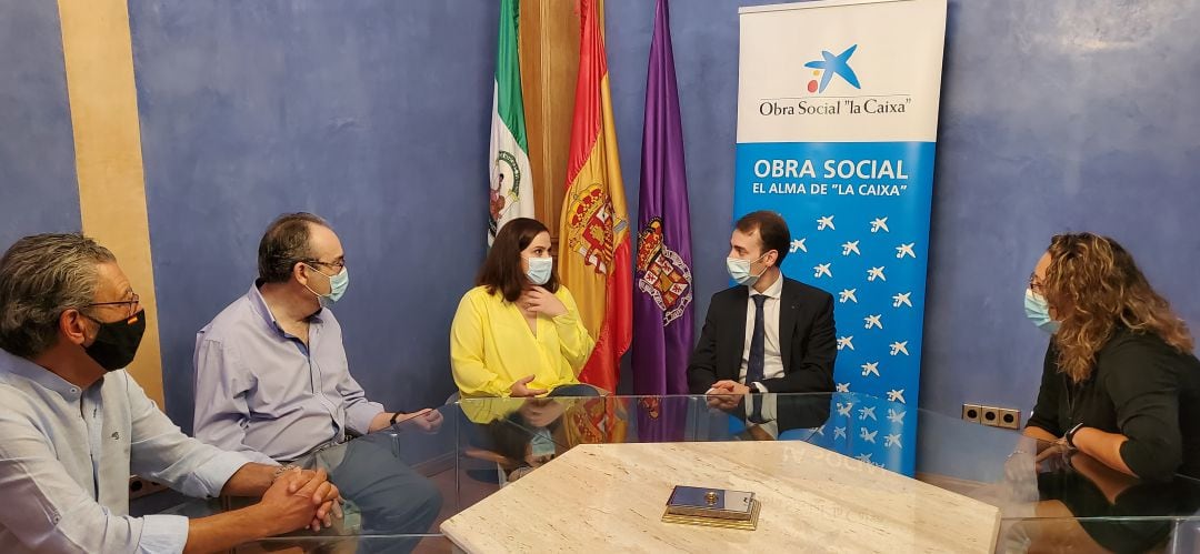 Reunión de representantes del Ayuntamiento de Jaén, la Agrupación de Cofradías y Obra Social &#039;La Caixa&#039;.