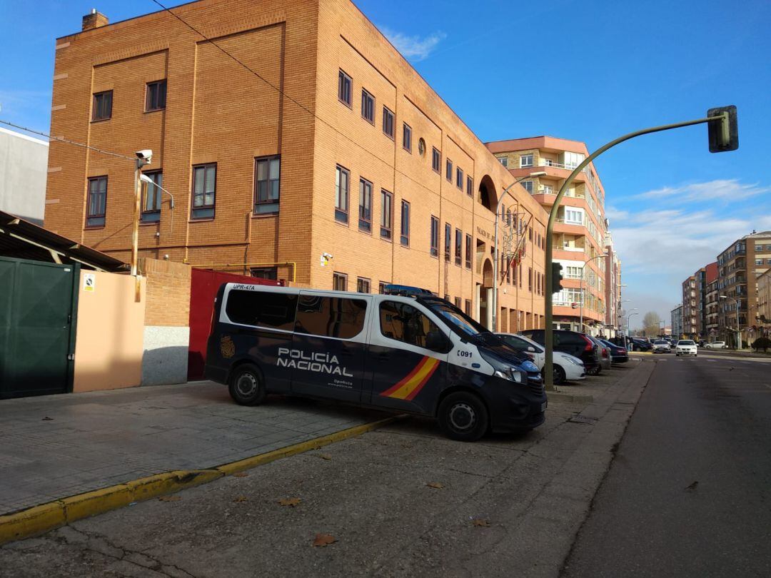 El presunto agresor fue conducido a los juzgados el domingo por la mañana, al día siguiente de su detención, donde la juez ordenó su traslado a prisión preventiva