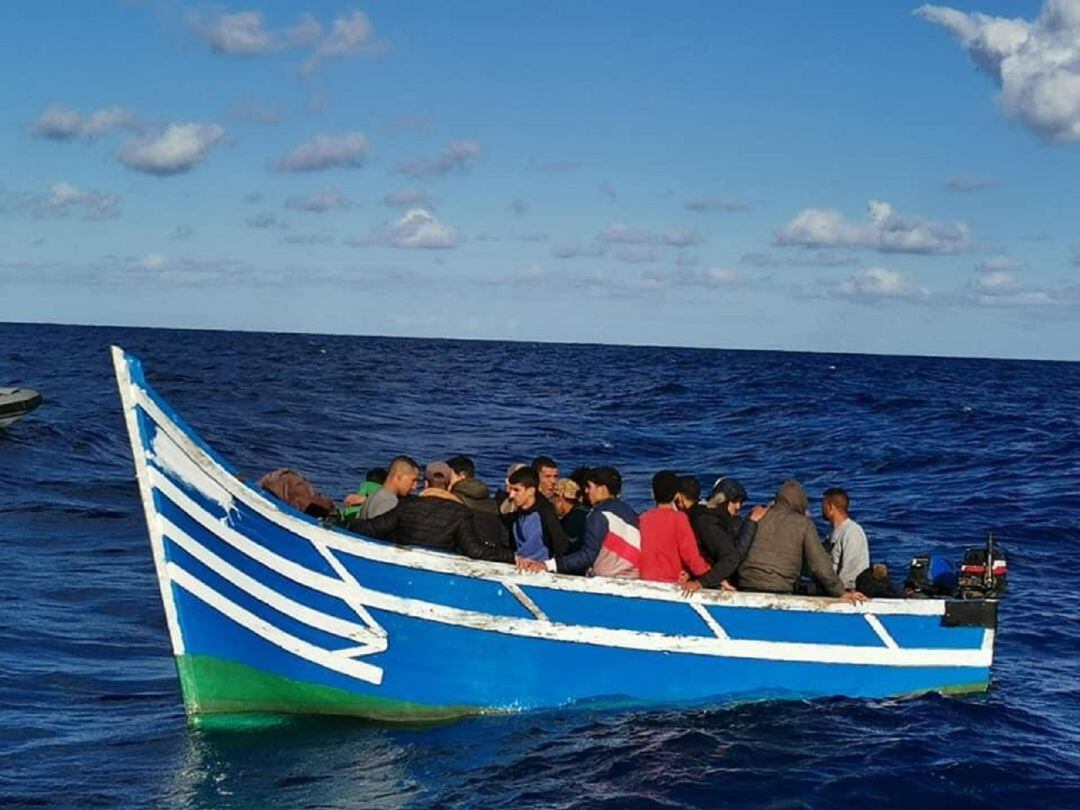 La patera localizada entre Órzola y el Roque del Este.