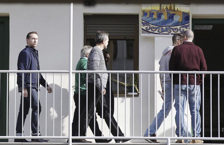 El expresidente de la Diputación de Valencia, Alfonso Rus (2i, de verde), detenido en la &quot;Operación Taula&quot;, a su llegada esta mañana a la Comandancia de la Guardia Civil de Valencia.