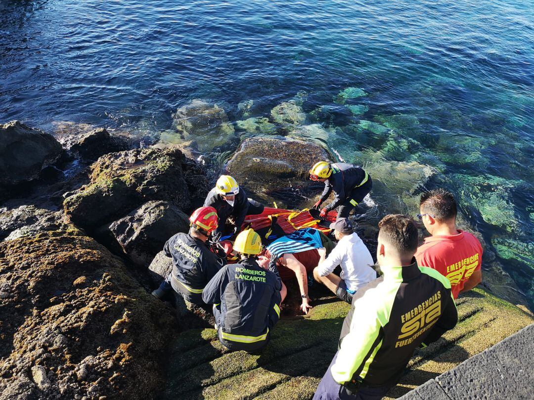 Momento del rescate del hombre herido.