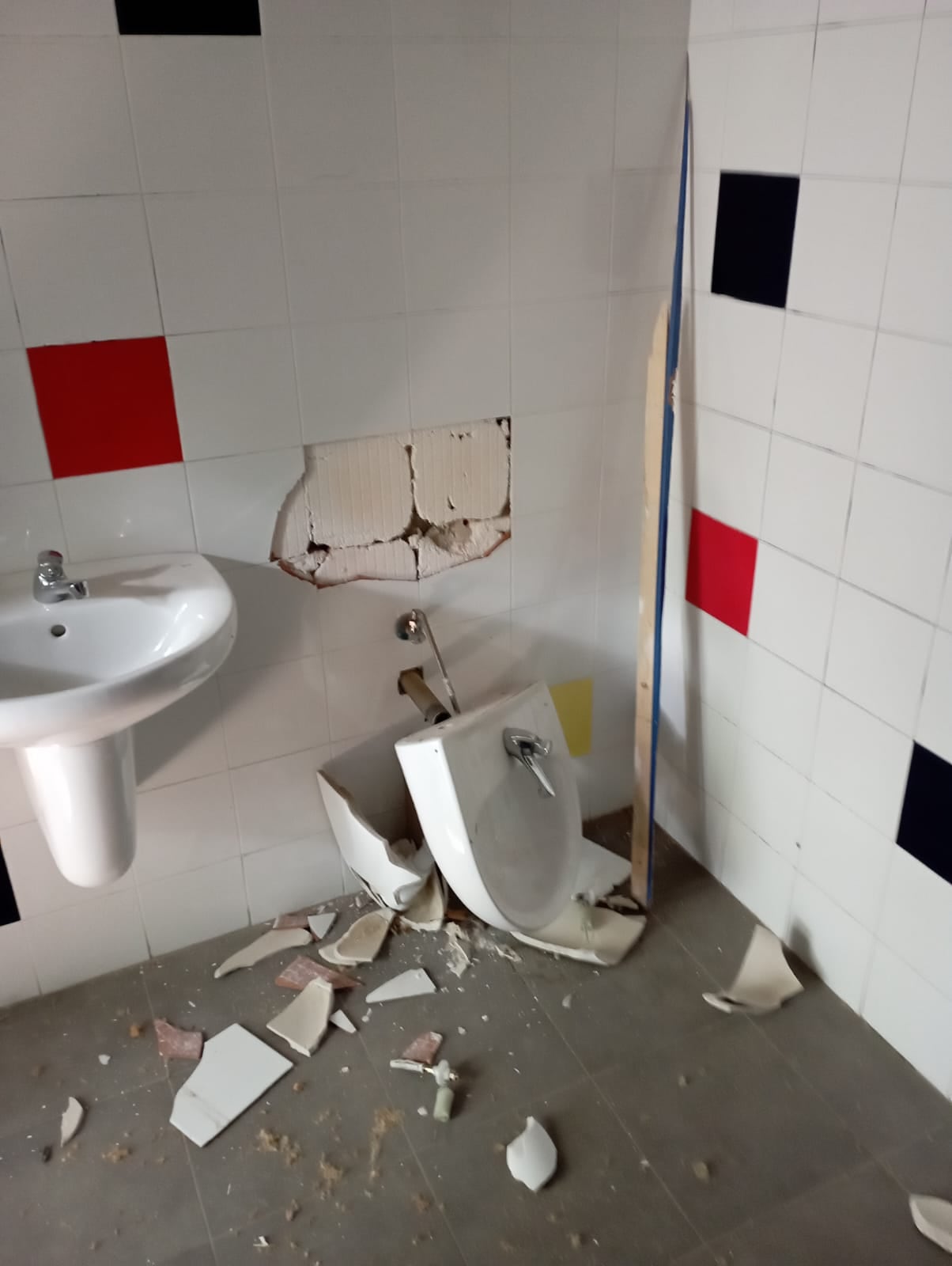 Imagen de los hechos vandálicos en los aseos de la Caseta de los Jardinillos. Imagen del Ayuntamiento de Albacete.