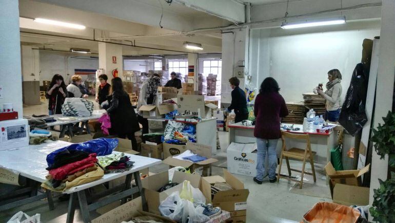 Personas voluntarias trabajan en la clasificación del material donado