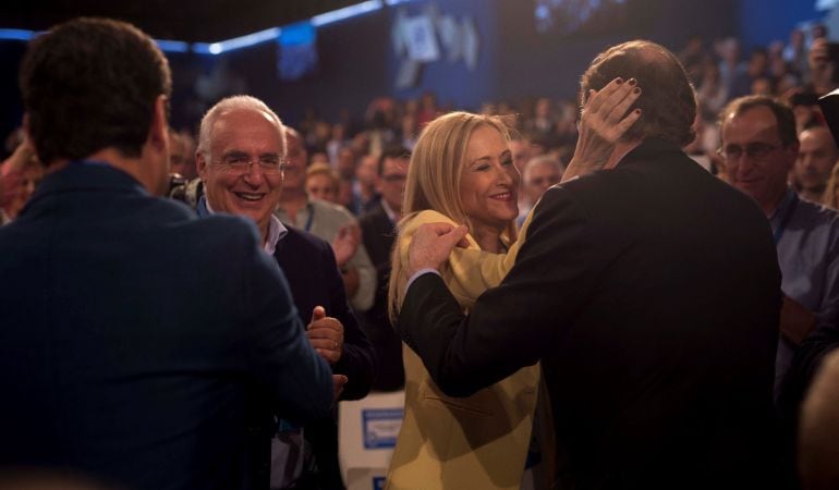 El presidente del Gobierno, Mariano Rajoy (d), saluda a la presidenta de la Comunidad de Madrid, Cristina Cifuentes, a su llegada esta tarde a la Convención Nacional del partido que se celebra este fin de semana en Sevilla.