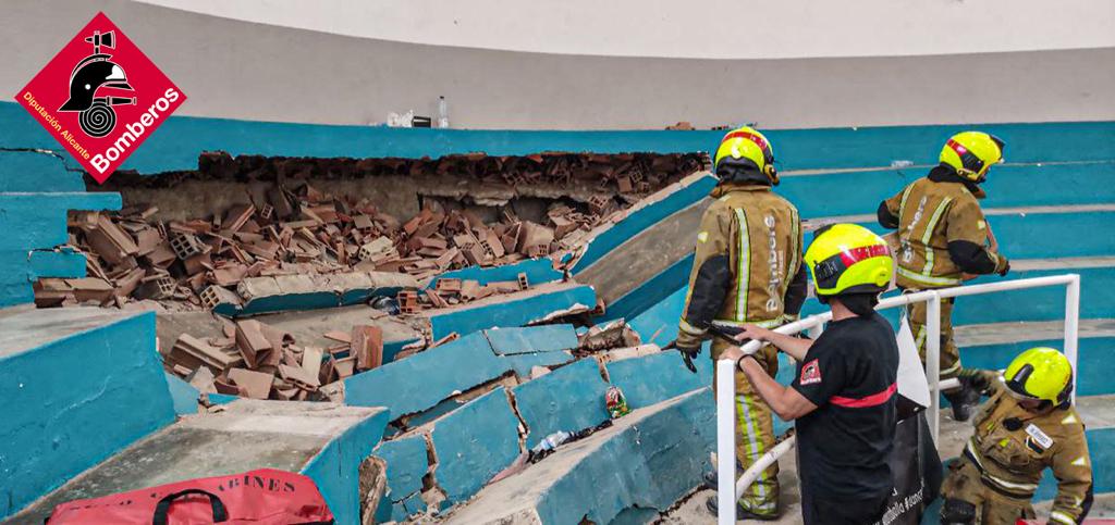 Bomberos actuando en la zona que cedió este sábado en Elda