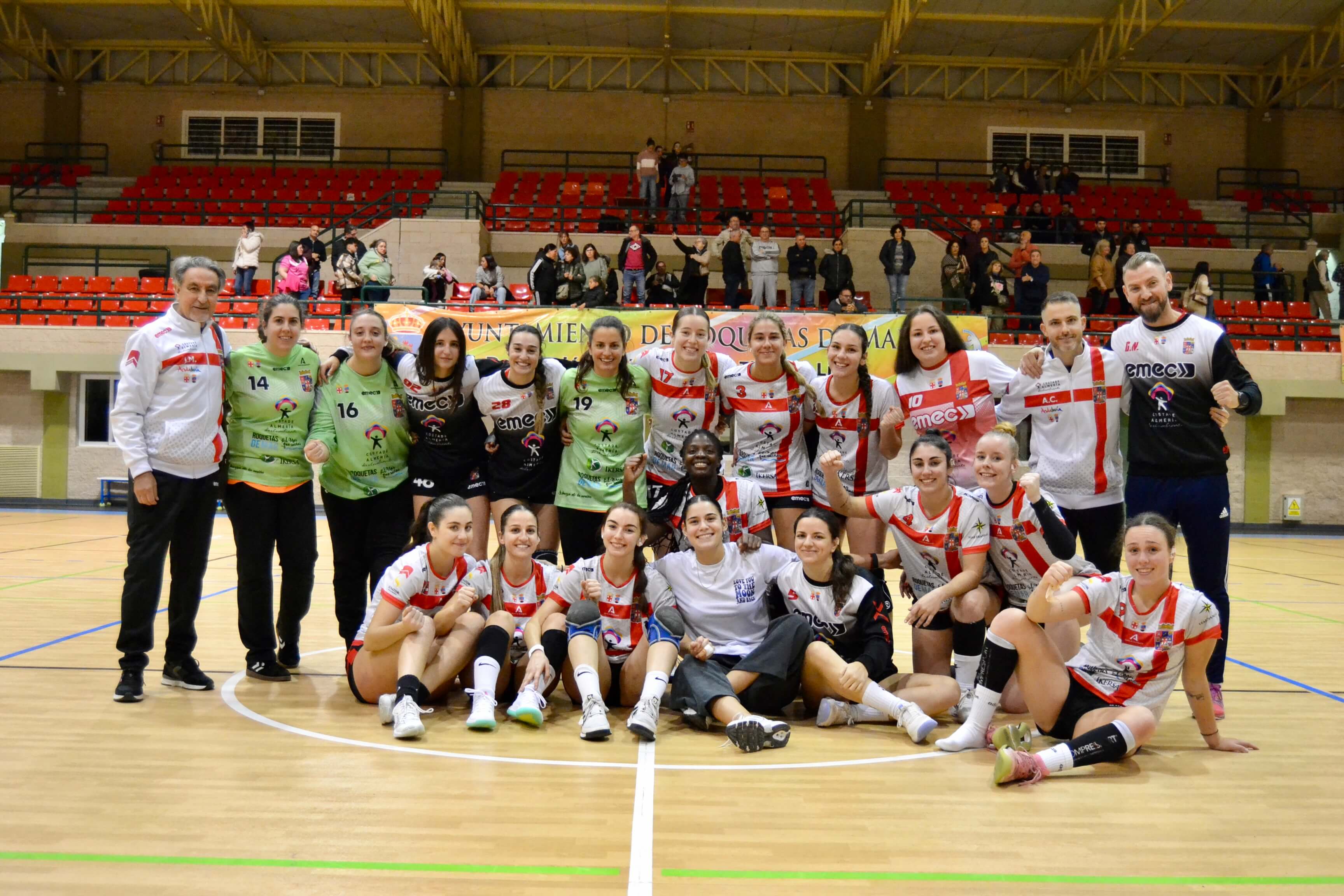 Las jugadoras roqueteras posan tras el partido.