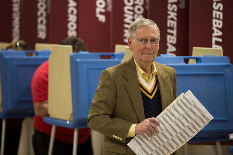 Mitch McConnell, líder de los republicanos en el Senado acude a votar en un colegio de Louisville, Kentucky