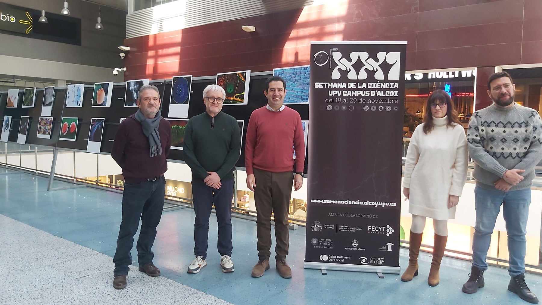 Las autoridades presentes en la inauguración de la exposición, junto a Vicent Díez del Campus de Alcoy de la UPV y Raquel Bonillo, en representación del Centro Comercial Alzamora