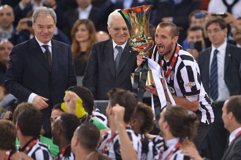 Giorgio Chiellini levanta la Copa de Italia tras vencer a la Lazio por 2-1