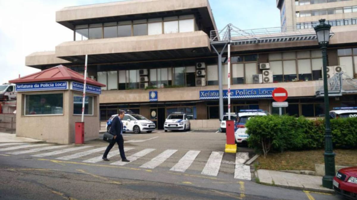 Encuentra 2.000 euros en una bolsa y la entrega a la Policía Local de Vigo