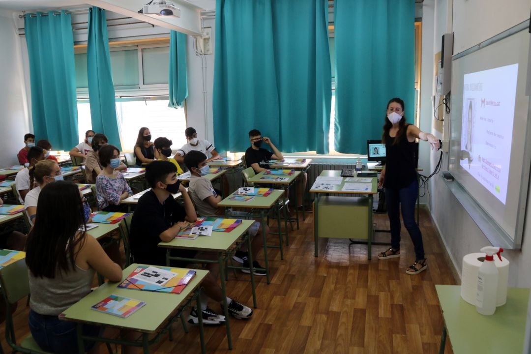 Una professora donant classe a un aula d'ESO de l'Institut Martí Franquès de Tarragona