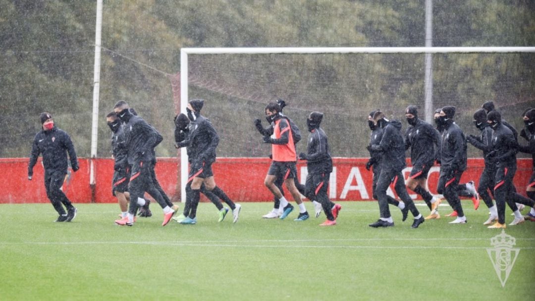 Los jugadores rojiblancos durante el entrenamiento de esta mañana.