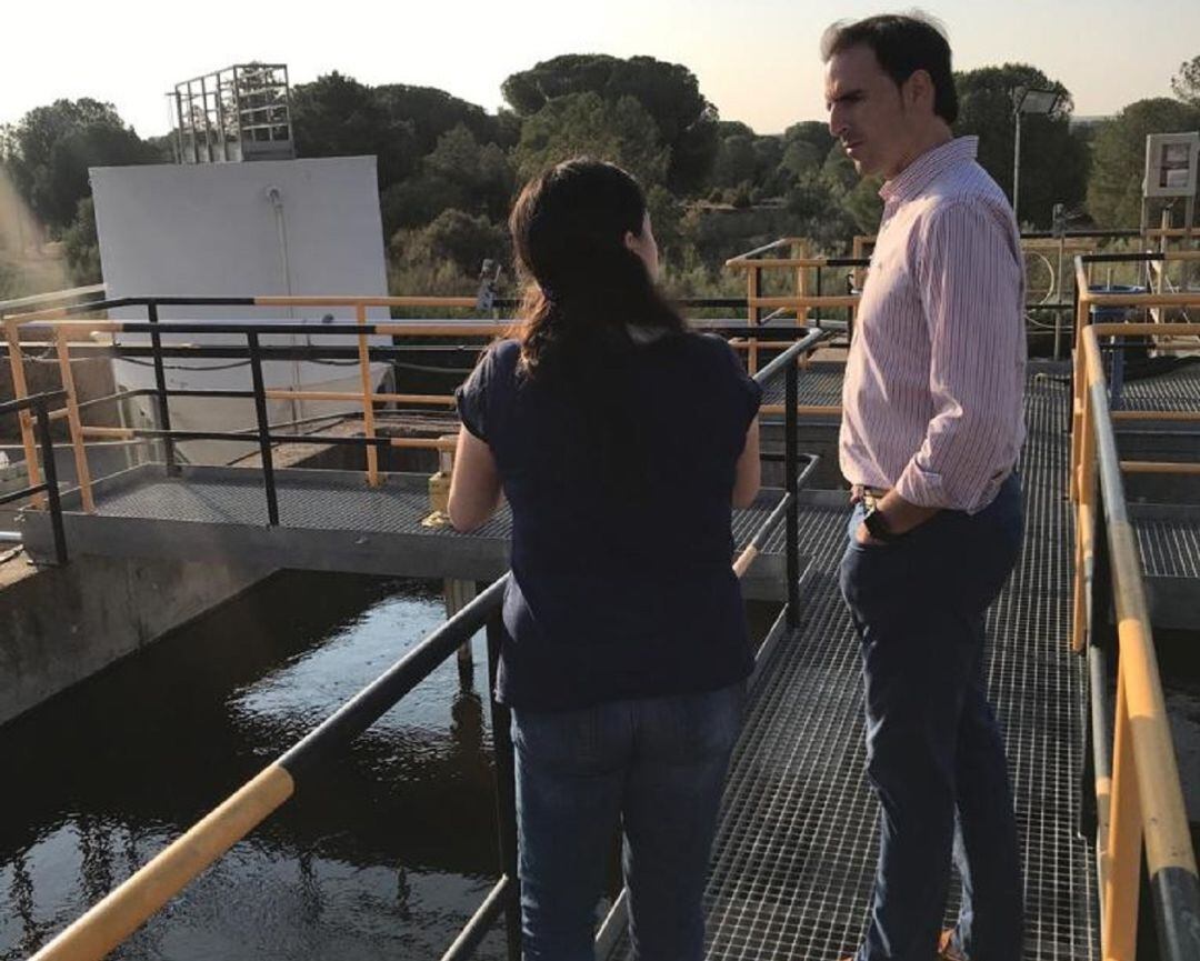 El alcalde de Medina, Guzmán Gómez, se ha interesado en el ETAP por la calidad del agua