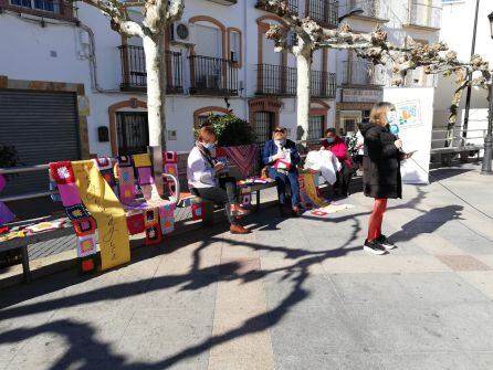 Algunas bolilleras de La Guardia realizando su labor y mostrando algunos de sus trabajos